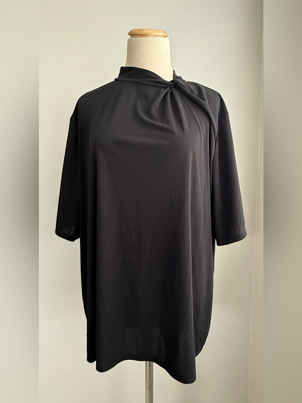 Woman Black Twist-Neck Short Sleeve Blouse